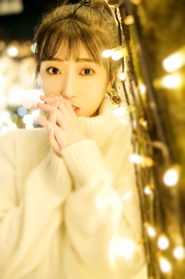 蕊希晒圣诞暖心写真 朦胧光影宛如精灵