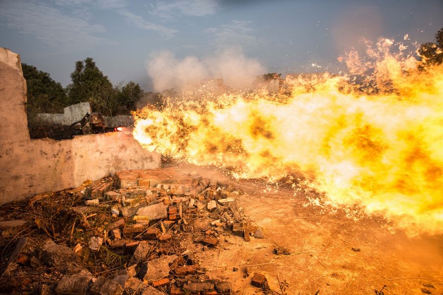 太帅了喷火器训练火舌遮天蔽日
