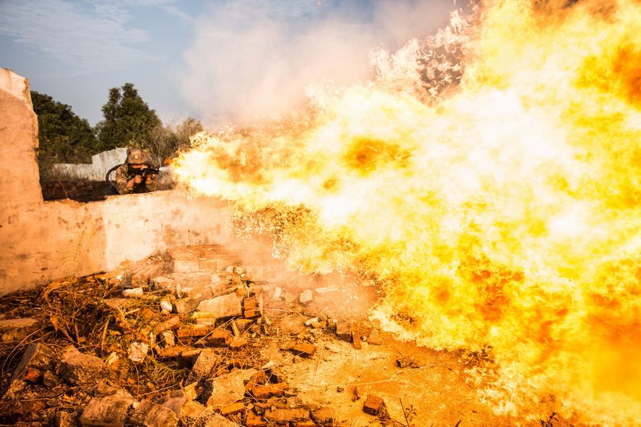 9 太帅了!喷火器训练火舌遮天蔽日