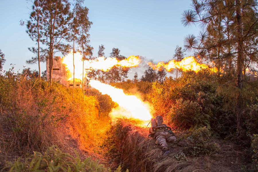 9 太帅了!喷火器训练火舌遮天蔽日