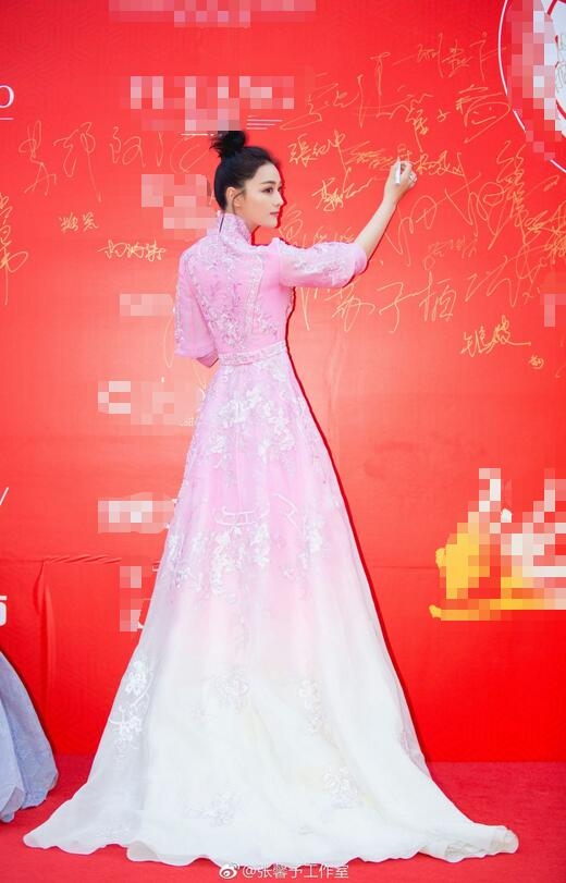 张馨予大气粉裙走红毯惊艳迷人 莞尔一笑似仙女本人