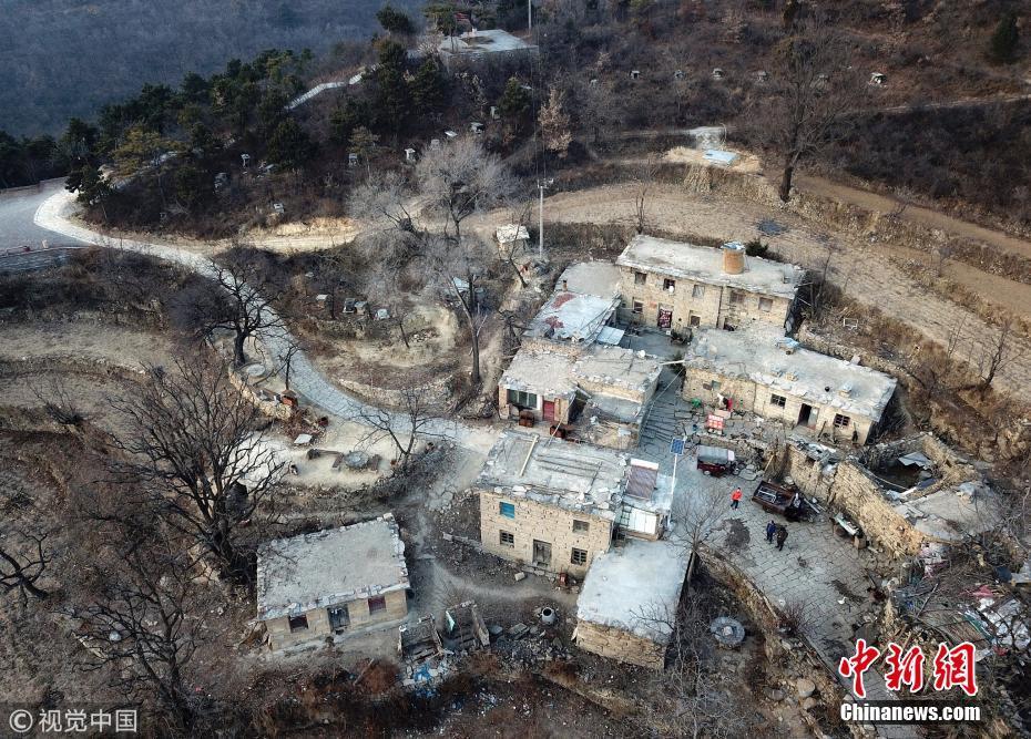 全家8代人坚守一个村住石头房屋做饭用泉水
