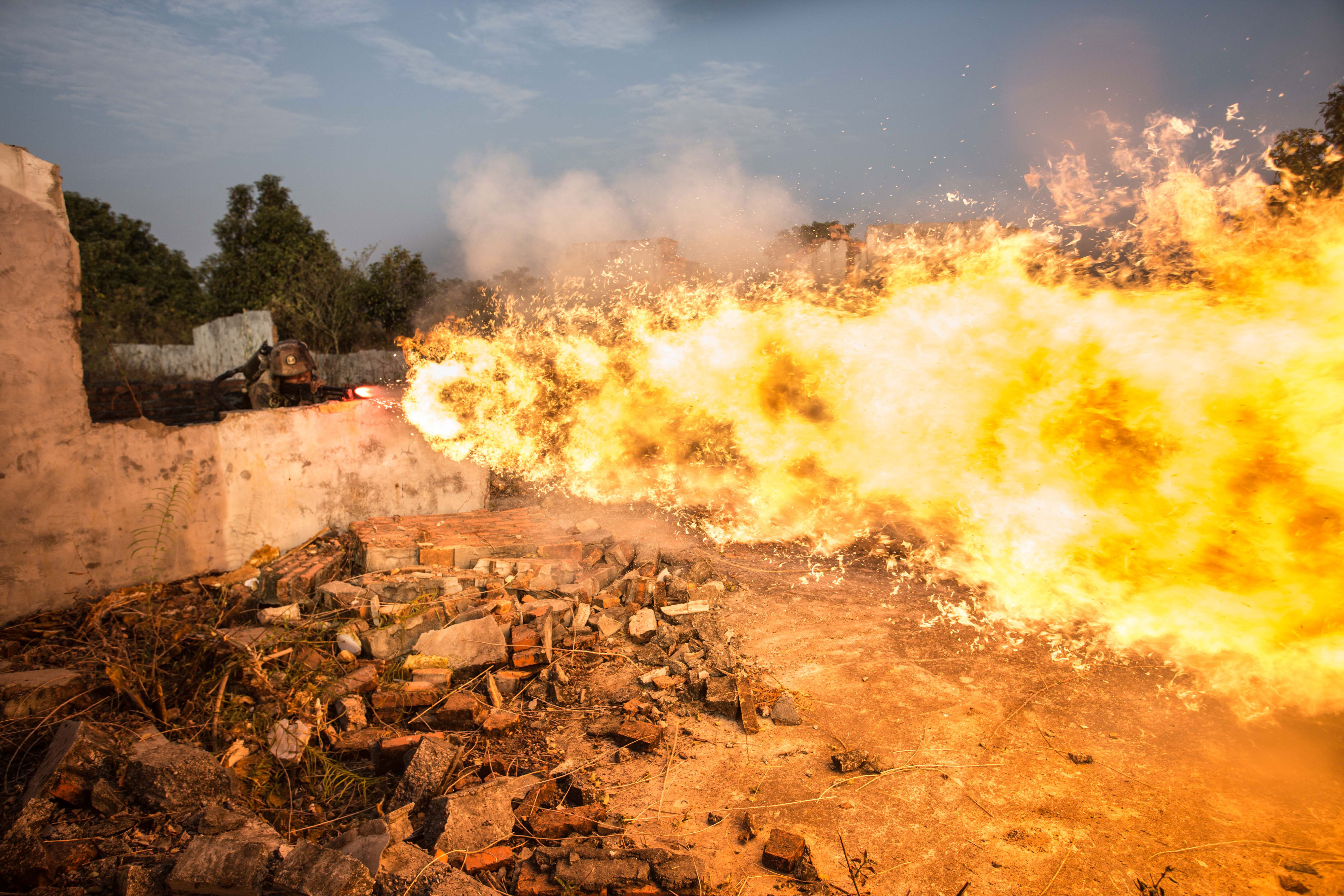 解放军火焰喷射器猛烈开火