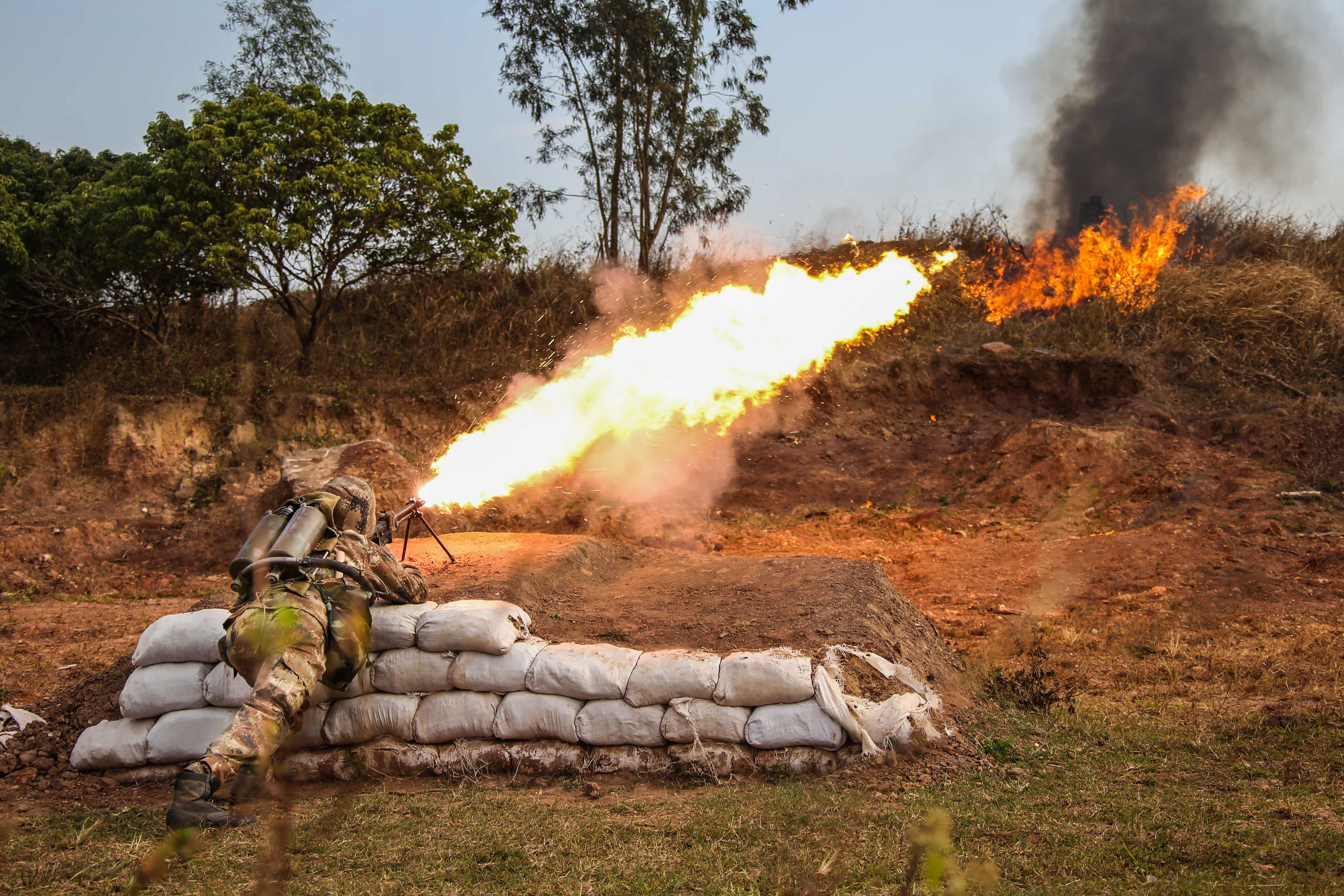 解放军火焰喷射器猛烈开火