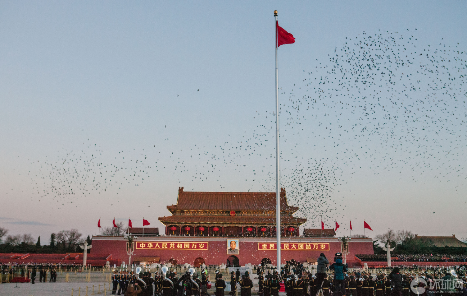 见证荣光!解放军仪仗队首次在天安门升国旗(图)