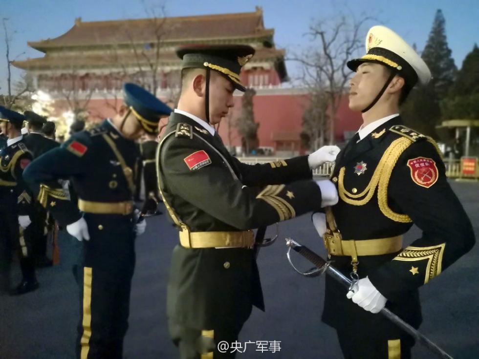 图为3名佩戴着仪仗指挥刀的分队长,等一会儿他们3位将要给队伍下达