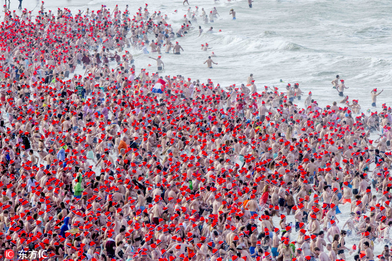 荷兰民众聚在北海海滩下饺子扎堆冬泳庆新年