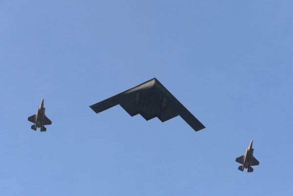 10 美军b2轰炸机和f35编队飞过橄榄球场庆新年