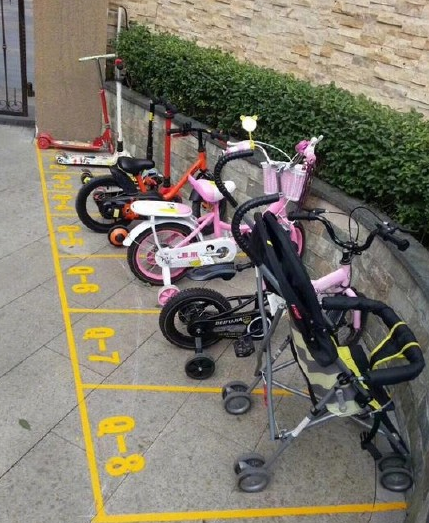 重庆一幼儿园设置童车停车位 小朋友早起"抢车位"