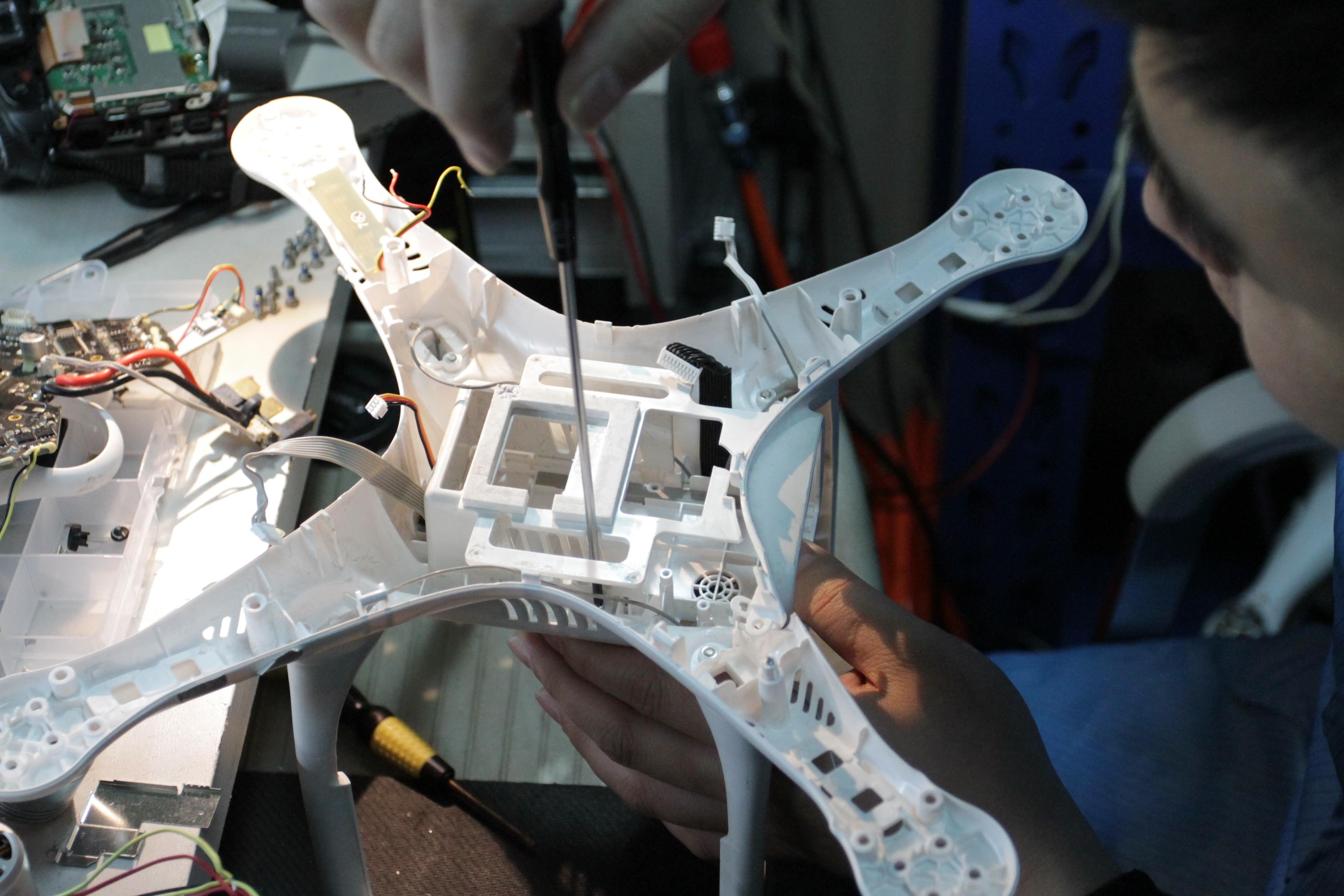 90后农村小伙靠巧手年修无人机400台 城里买房买车