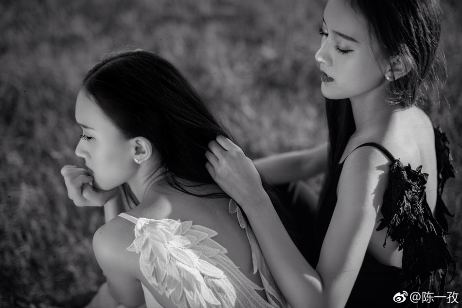 别人家的双胞胎姐妹学习又好长得又美