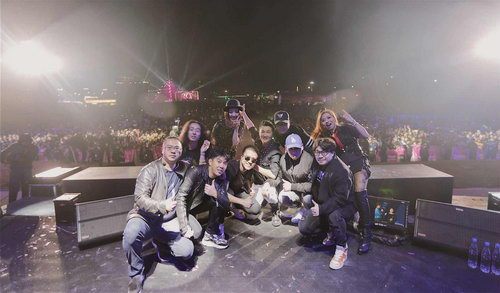 孙楠广东跨年掀十万人合唱 无人机编队震撼助阵