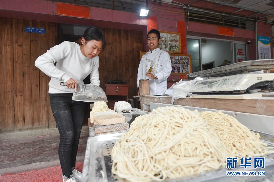 95后女大学生返乡卖面条月营业额超6万