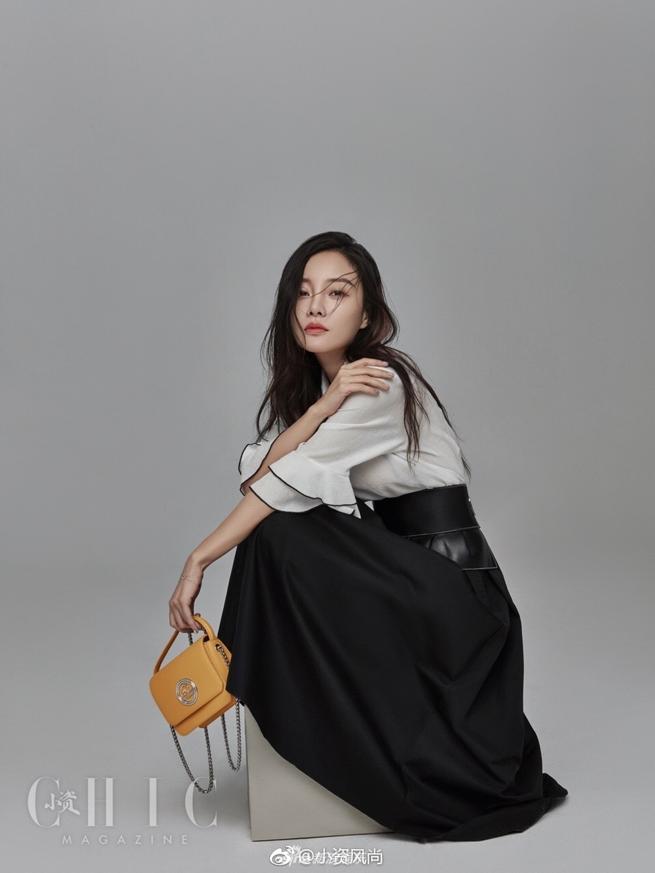 竟然不玩嘻哈风李小璐最新大片风格百变露蛮腰