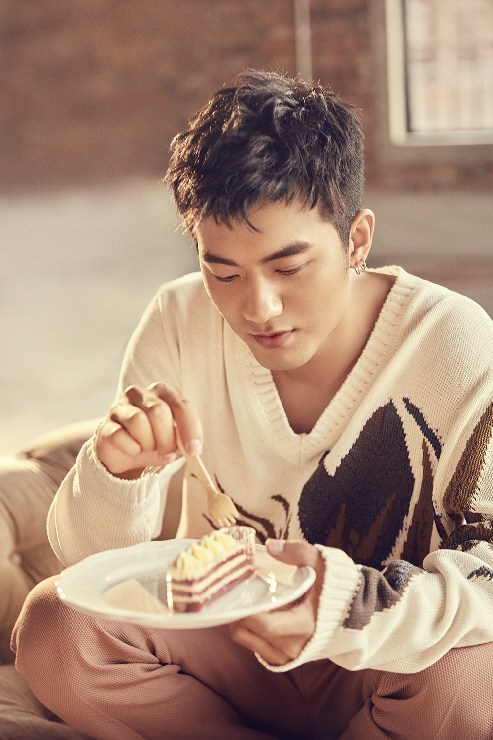 于湉全新生日写真曝光 率性慵懒撩人不止