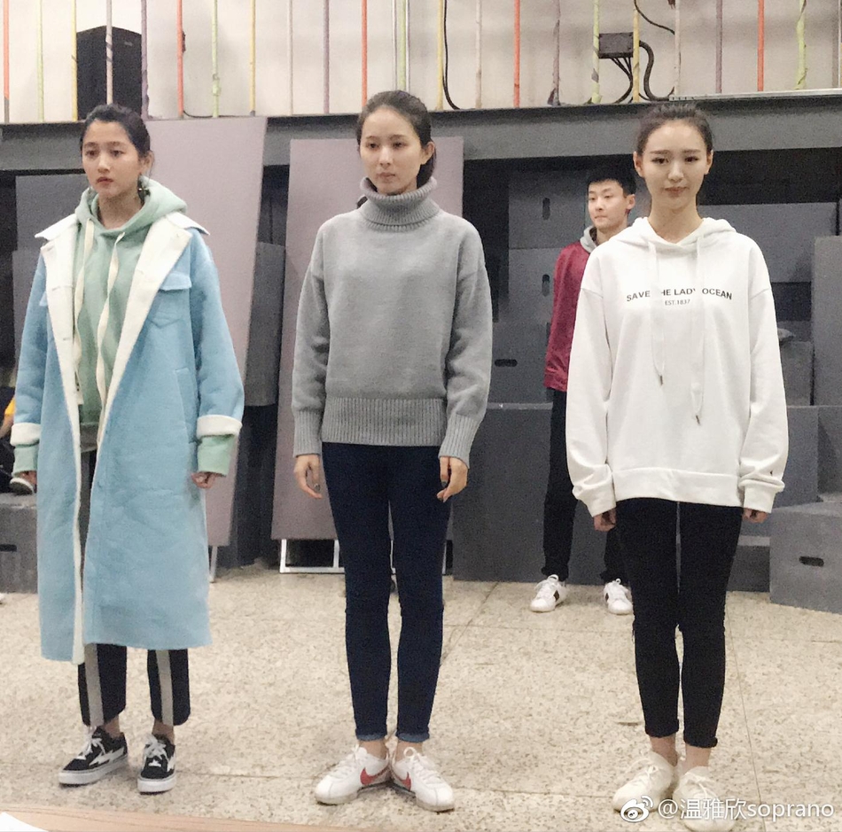 6 关晓彤参加期末考试 穿校服与老师同学合影