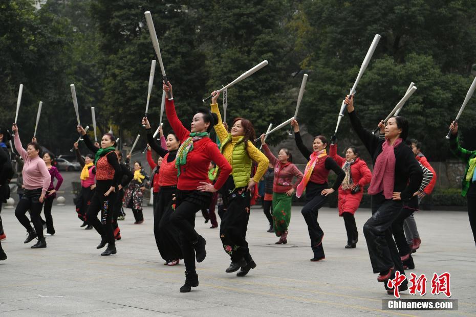 重慶老人拿棒球棍跳廣場舞