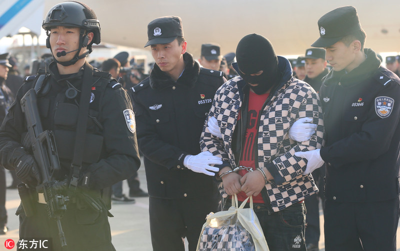 特警包机前往老挝押解63名电信诈骗犯涉案金额2000万元