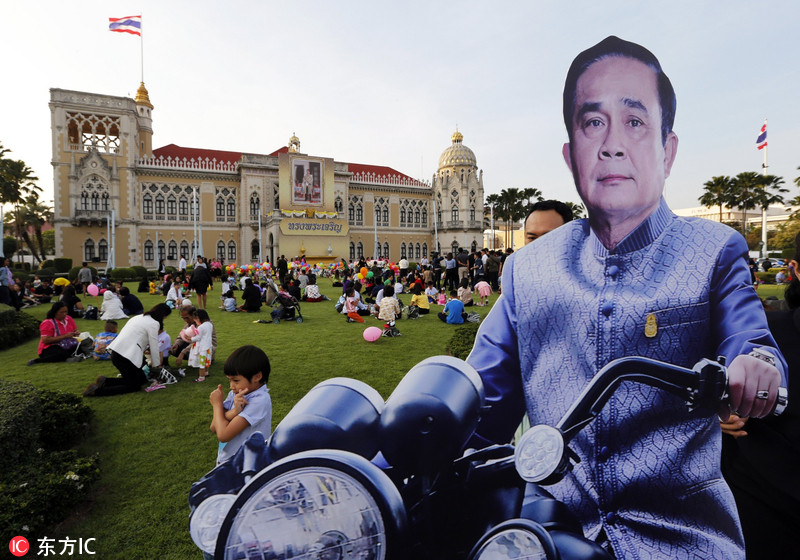 14 泰国迎接儿童节 总理巴育人形纸板花式亮相博眼球