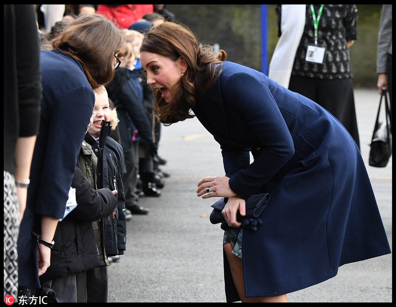 凯特王妃本周挺孕肚踩高跟出席活动 弯腰与儿童亲切互动