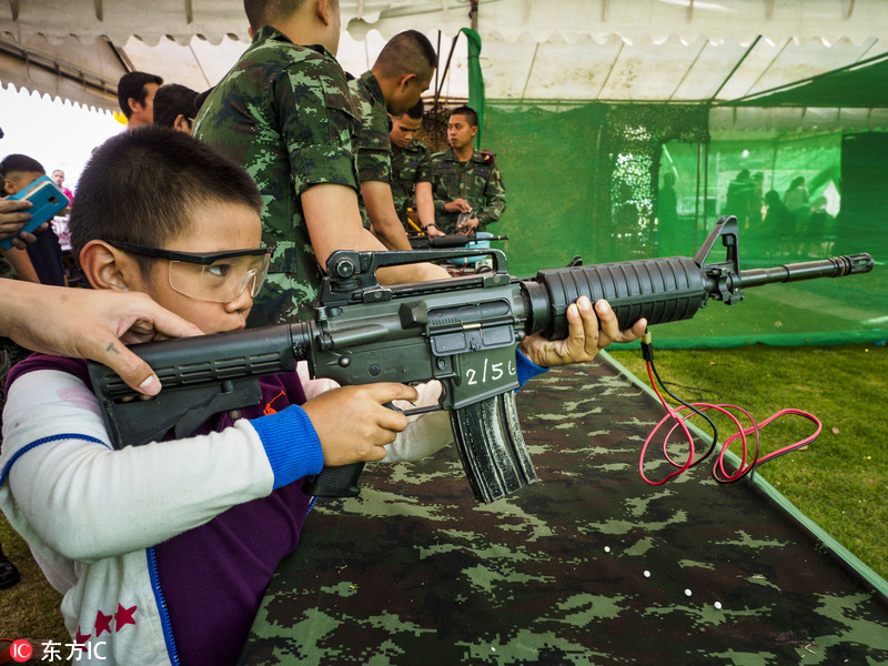 泰国儿童上军营庆祝儿童节扛枪体验参观中国造坦克
