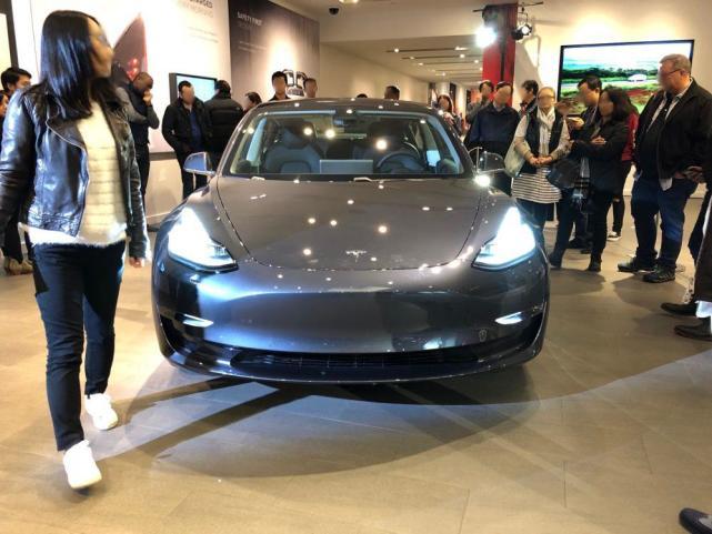 特斯拉門店展示model3真車 排隊90分鐘體驗兩分鐘