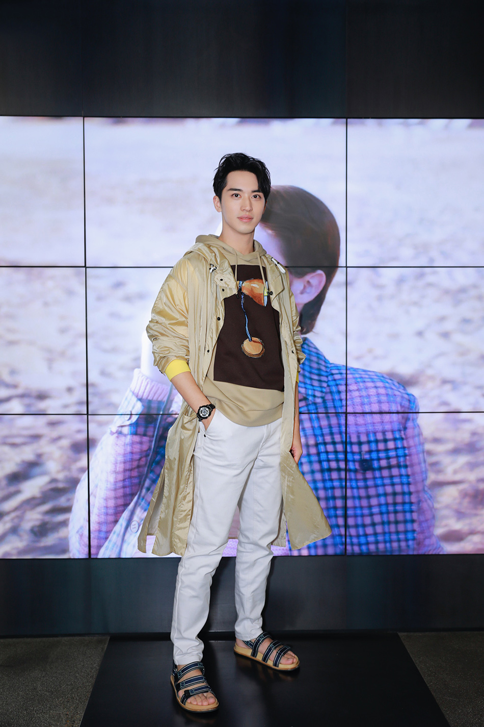 许魏洲凉鞋看秀帅气冻人 秀后立刻 "泡脚"养生