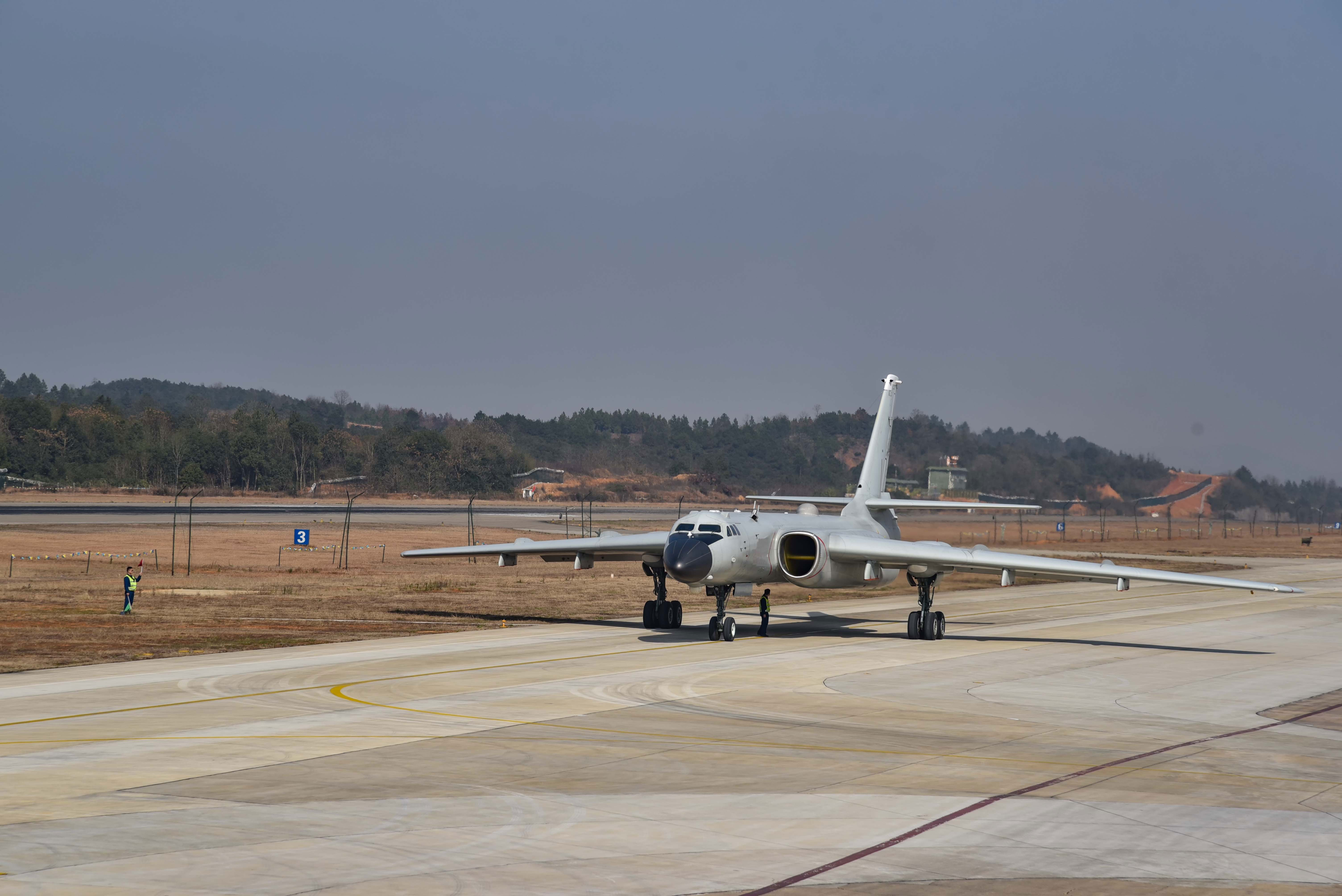 近距离接触中国最先进战略轰炸机