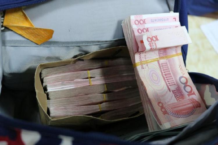 广东一11岁小学生书包内装14万元现钞 神情慌张