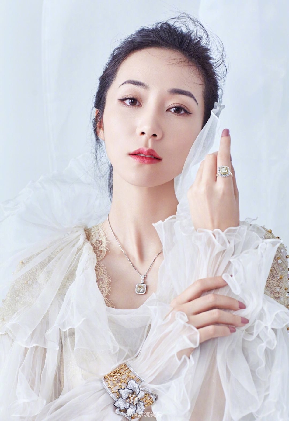 9 韩雪拍摄时尚大片 红唇娇艳妩媚动人