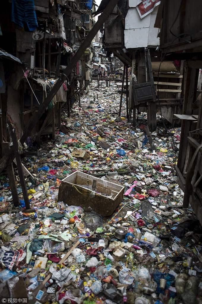 揭秘菲律宾贫民窟生活 垃圾河触目惊心