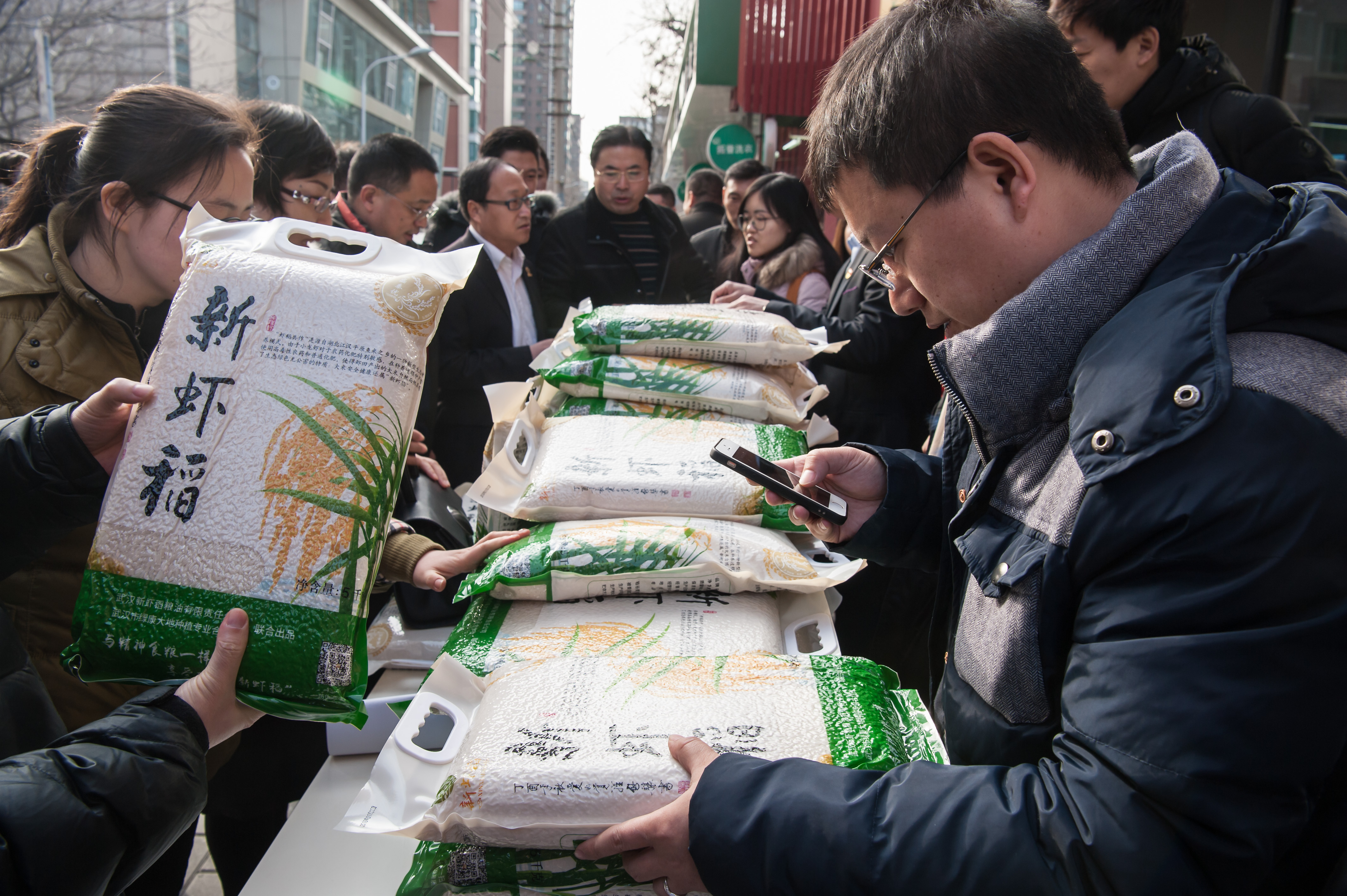 武汉村支书进京卖"新虾稻"生态大米 推动精准扶贫