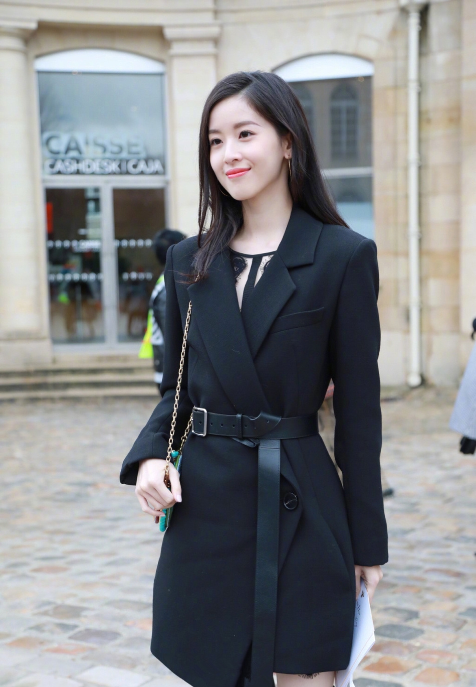 奶茶妹妹穿风衣显干练蕾丝内搭小露性感