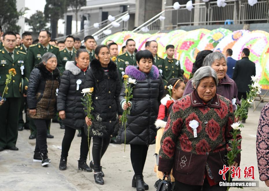 7 31岁消防员火场牺牲 万余民众泪别消防英雄