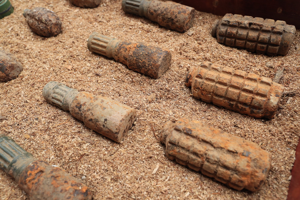 云南扫雷部队排雷现场爆炸物密集炮弹成堆