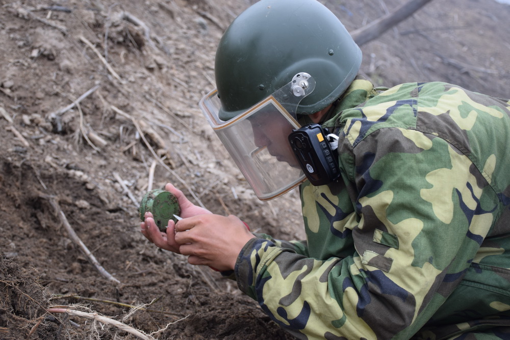 云南扫雷部队排雷现场 爆炸物密集炮弹成堆_军事_环球网