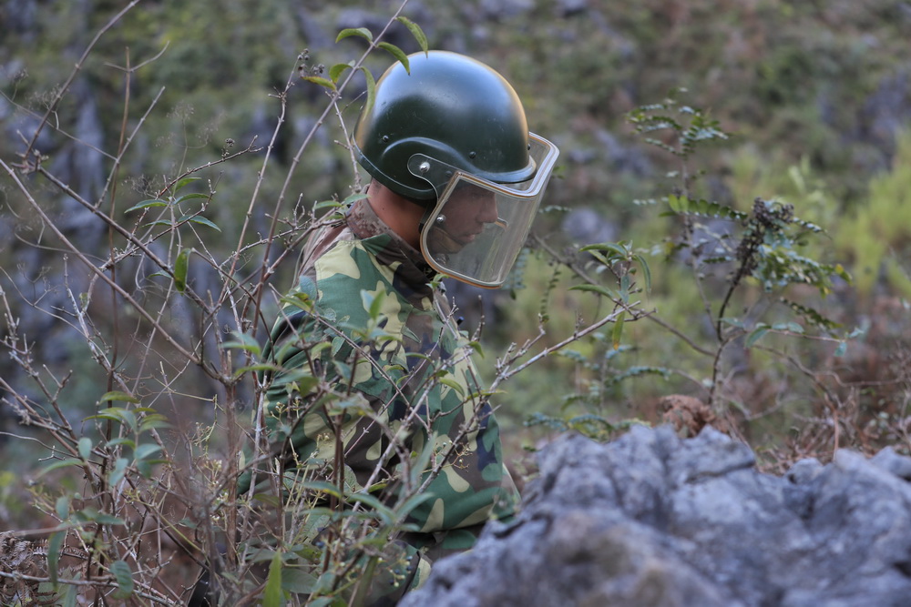 云南扫雷部队排雷现场 爆炸物密集炮弹成堆