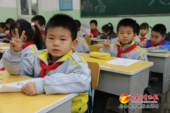 小学生期末试卷现 萌同步 双胞胎考卷分数字迹都很像