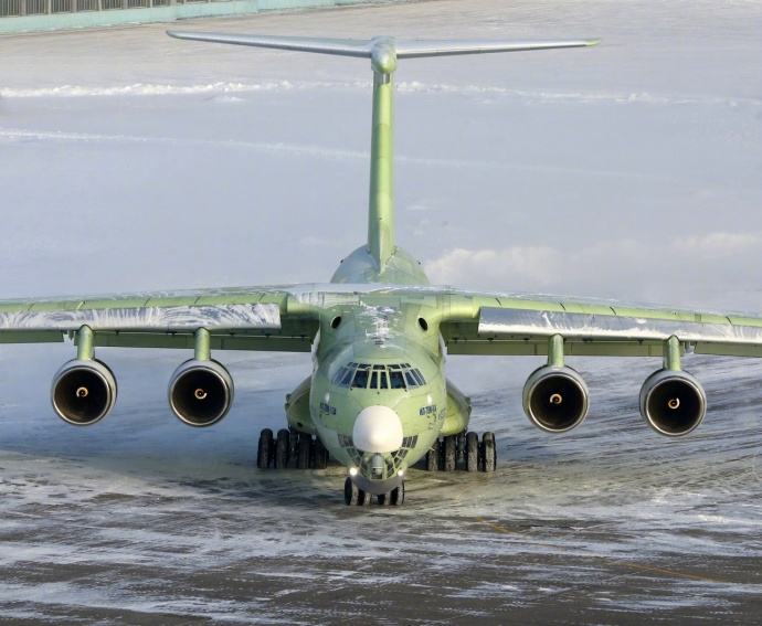 俄最新加油机试飞 眼馋粗大新发动机