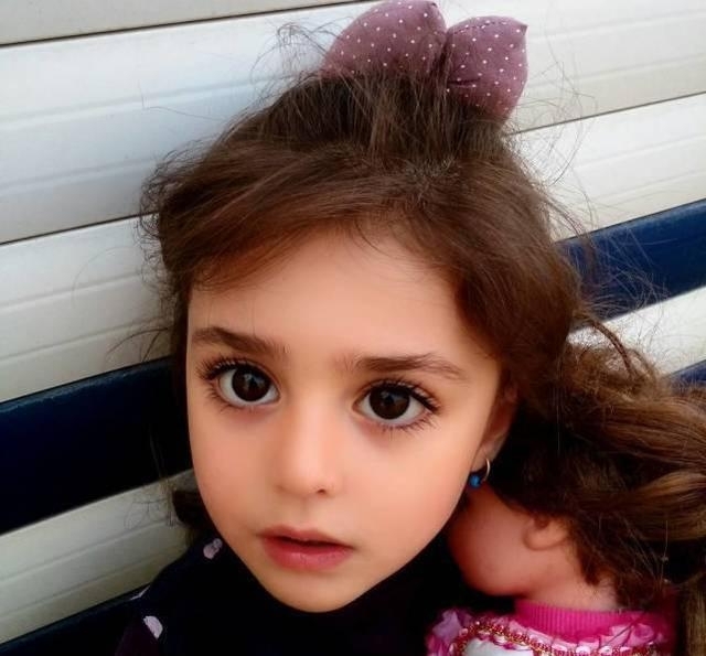 8岁世界最美女孩走路都能收到花