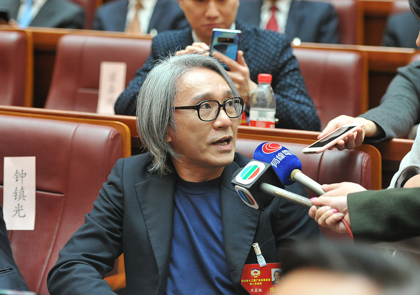 周星驰出席广东省政协会议满头白发