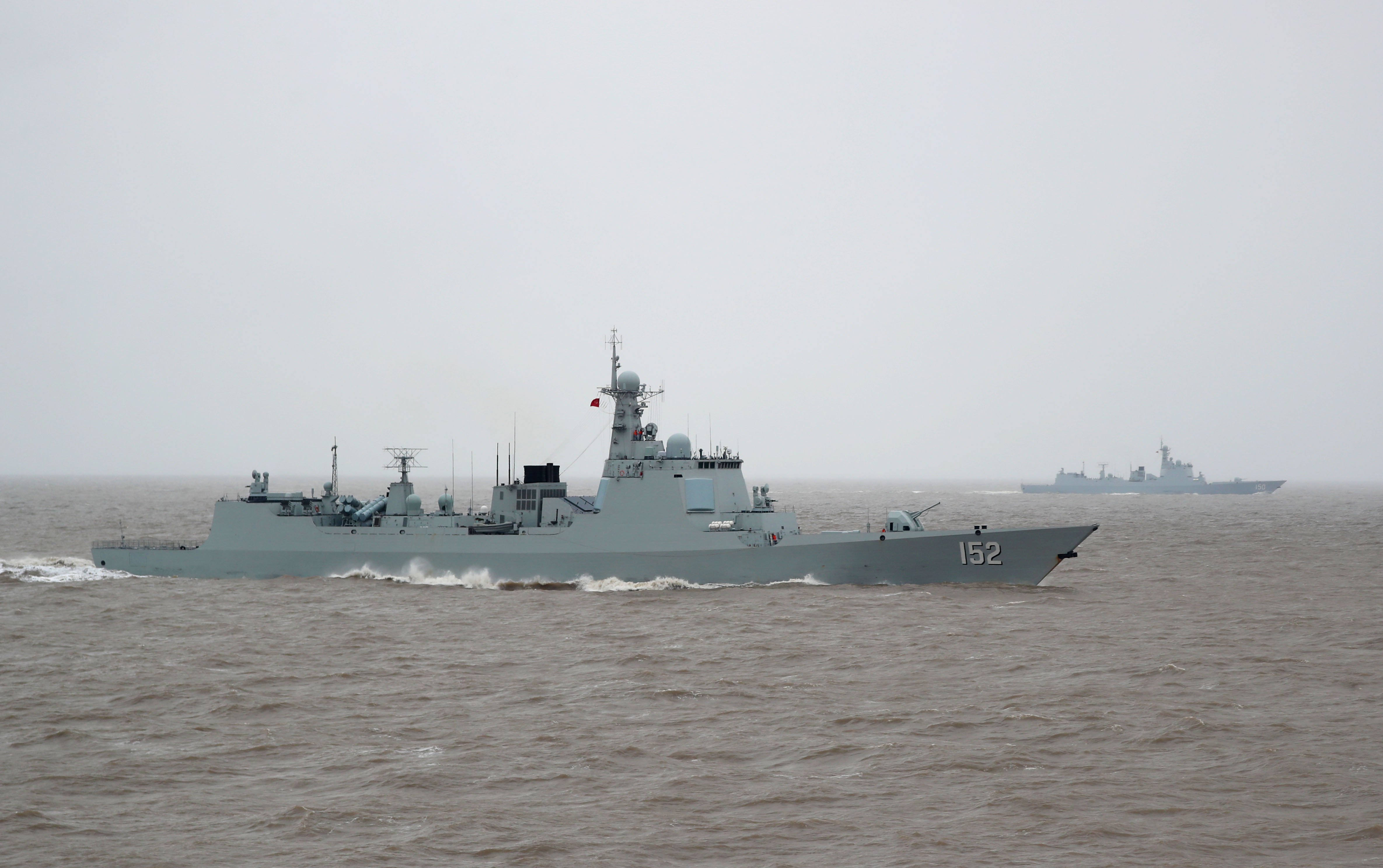 东海舰队战舰编队演练乘风破浪
