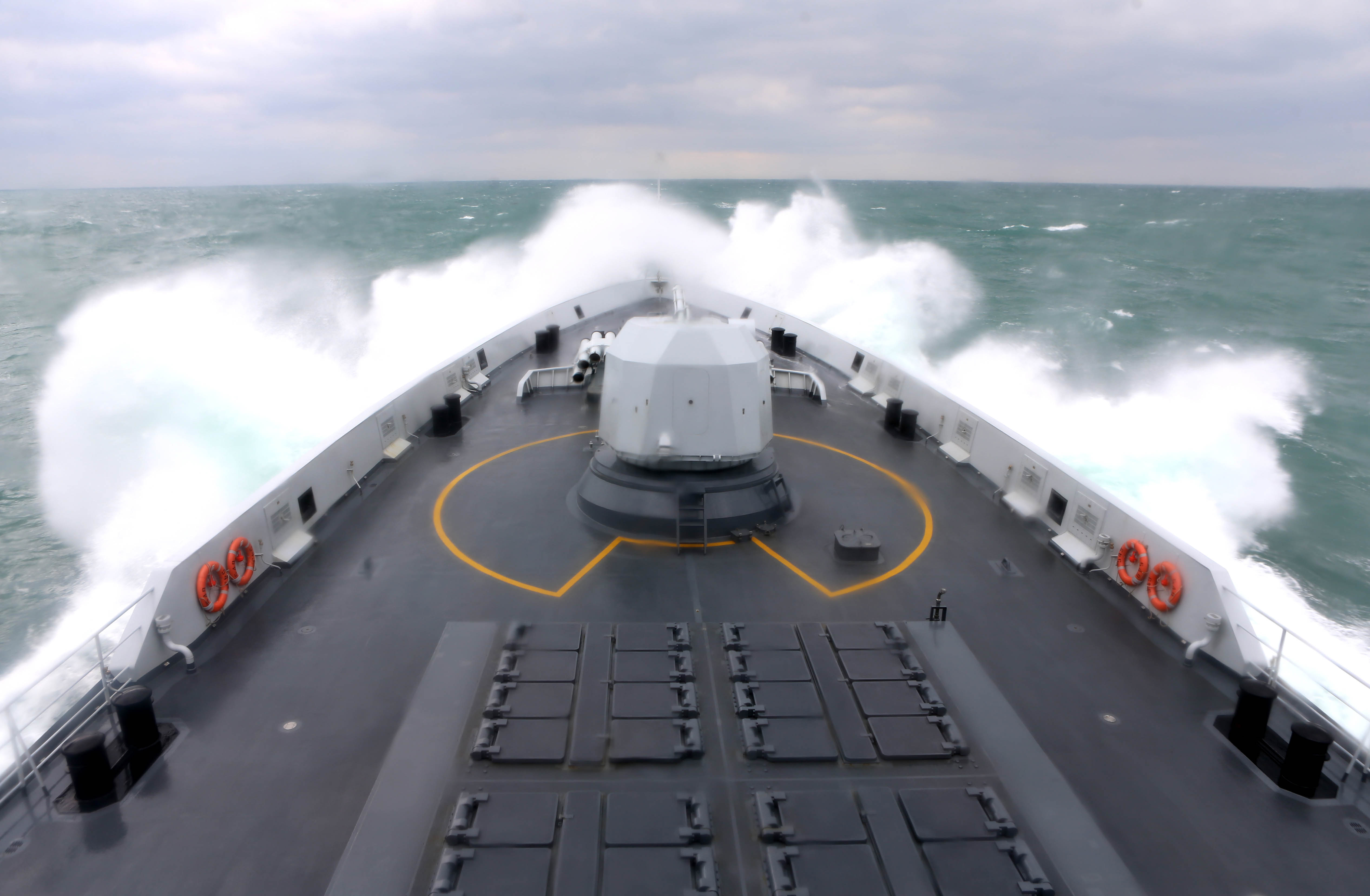 东海舰队战舰编队演练乘风破浪