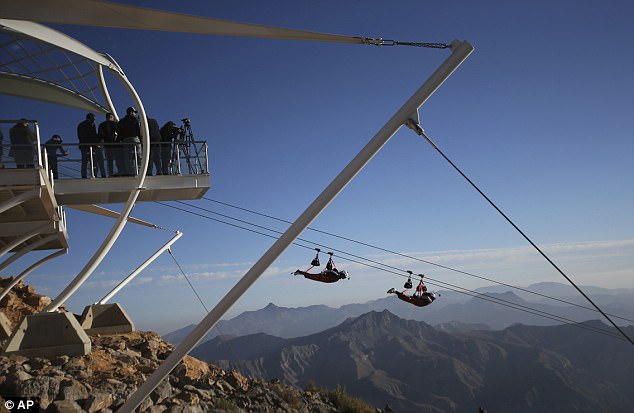 阿联酋2800米长飞索对外开放 可体验滑翔快感