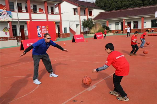 nba关怀行动前nba球星贾森威廉姆斯到访上海育苗小学