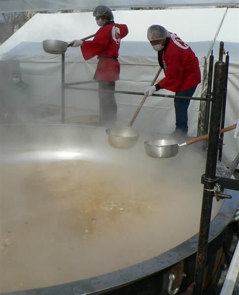 日本 牡蛎大祭 开幕直径3米巨锅亮相广岛