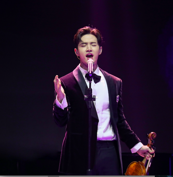 刘宪华获封年度期待音乐人 现场动情演绎女儿情