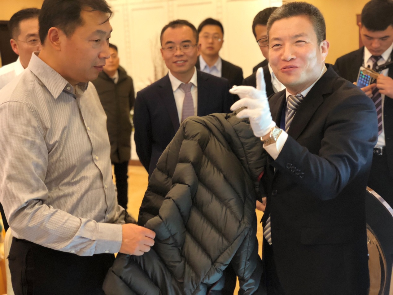 (丁来国向范志军介绍海尔洗护产品使用感观)