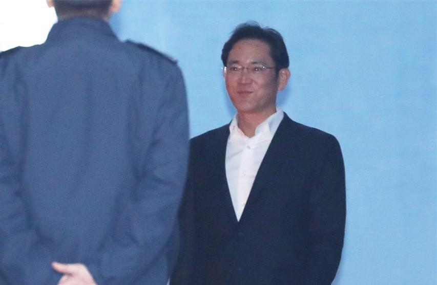三星太子李在镕被关一年后获释02强忍微笑图