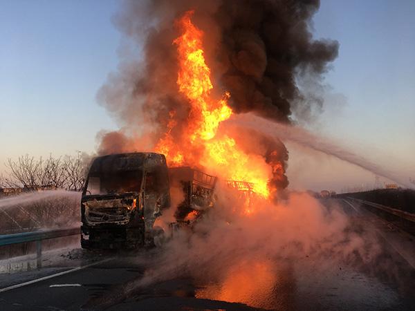 湖北载30吨牙膏粉货车高速起火 六百万元货物被烧